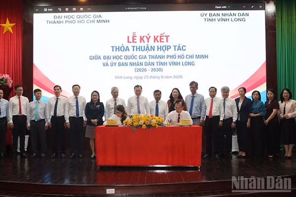 Lãnh đạo Ủy ban nhân dân tỉnh, đại diện đoàn công tác Đại học Quốc gia Thành phố Hồ Chí Minh ký thỏa thuận hợp tác. (Ảnh: MINH KHỞI)