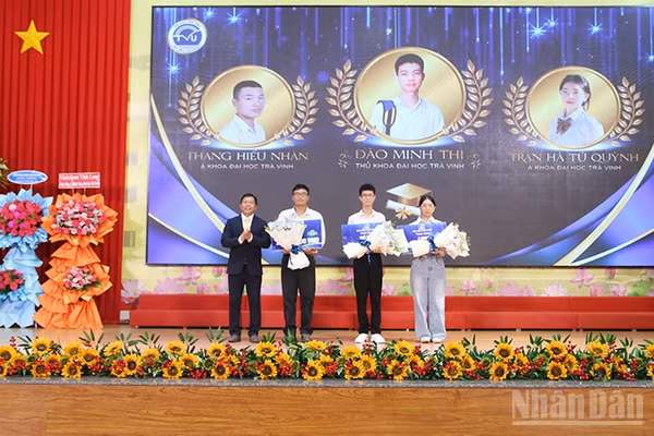 Đại học Trà Vinh vinh danh thủ khoa, á khoa kỳ tuyển sinh đại học chính quy năm 2026 tại Lễ khai giảng năm học mới. (Ảnh: MINH KHỞI)