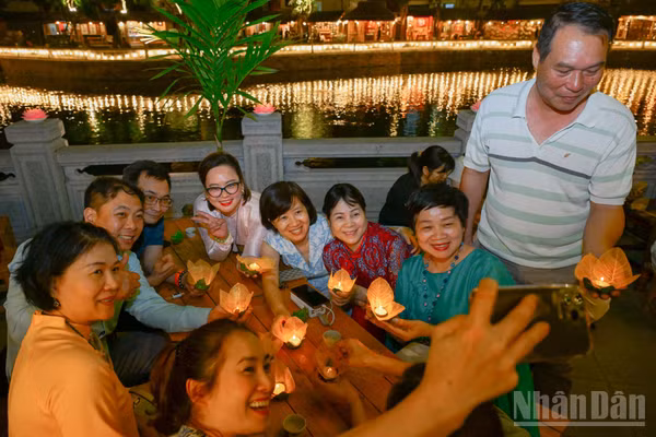 Với thông điệp "Thưởng nhạc cổ truyền, nếm vị chay thanh khiết, chạm tinh hoa làng nghề, xin nét chữ hiền tài và tự tay thắp hoa đăng gửi trọn ước nguyện", sự kiện mang đến chuỗi hoạt động trải nghiệm văn hóa truyền thống, hứa hẹn tạo ra một sản phẩm du lịch hấp dẫn.
