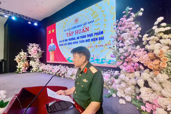 Thiếu tướng, Phó Giáo sư, Tiến sĩ Trần Đình Hướng, Phó Trưởng Ban Công tác Cựu chiến binh Trung ương Hội Cựu chiến binh Việt Nam, phát biểu khai mạc hội nghị. (Ảnh: MINH SƠN)