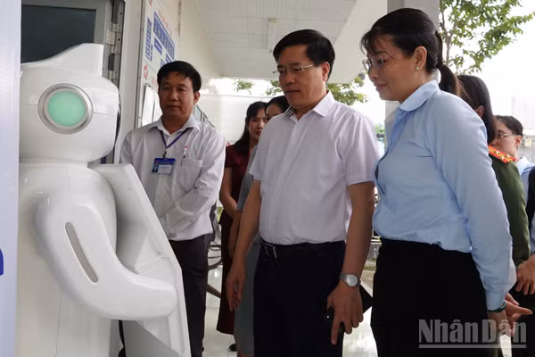 Trung tâm Hành chính công phường Trung An, tỉnh Đồng Tháp, đưa Robot lễ tân thông minh vào phục vụ người dân và doanh nghiệp. (Ảnh: NGUYỄN SỰ)