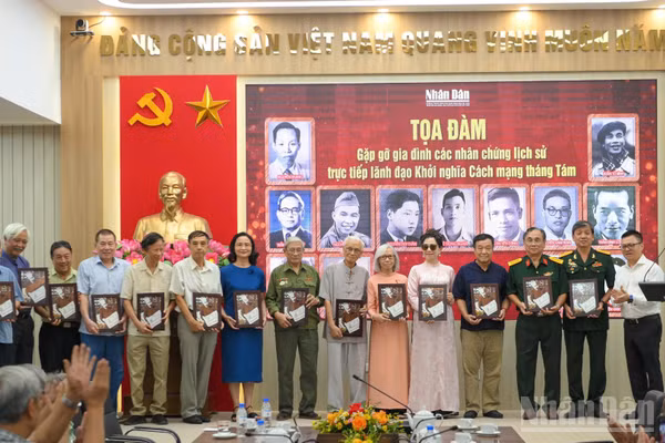 Tổng Biên tập Báo Nhân Dân Lê Quốc Minh trao những món quà tri ân tới các gia đình nhân chứng lịch sử. (Ảnh: THẾ ĐẠI)