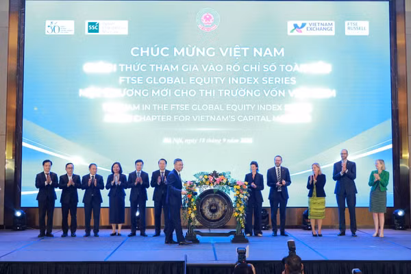 Bộ trưởng Bộ Tài chính Ngô Văn Tuấn thực hiện nghi thức đánh cồng, đánh dấu Việt Nam chính thức tham gia rổ chỉ số FTSE Global Equity Index Series ngày 18/9, mở rộng khả năng tiếp cận các nhà đầu tư quốc tế. (Ảnh: UBCKNN)