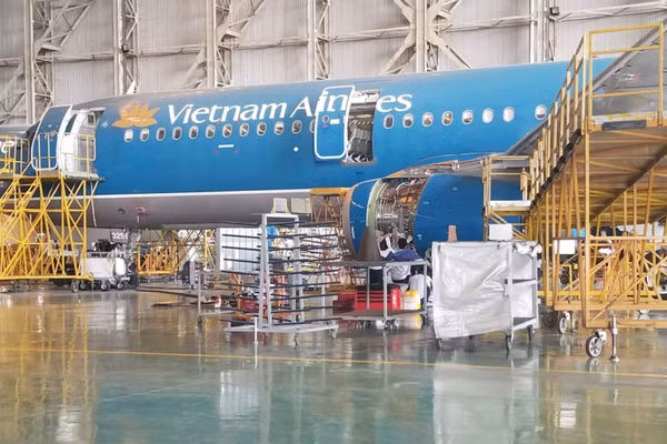 Hoạt động bảo dưỡng máy bay của Vietnam Airlines. (Ảnh: KHIẾU MINH)