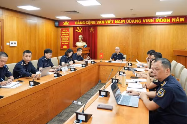 Các đại biểu phía Việt Nam tham dự cuộc họp trực tuyến với Hải quan Nam Ninh (Trung Quốc) về phối hợp triển khai cửa khẩu thông minh tại trụ sở Cục Hải quan. (Ảnh: CHQ)