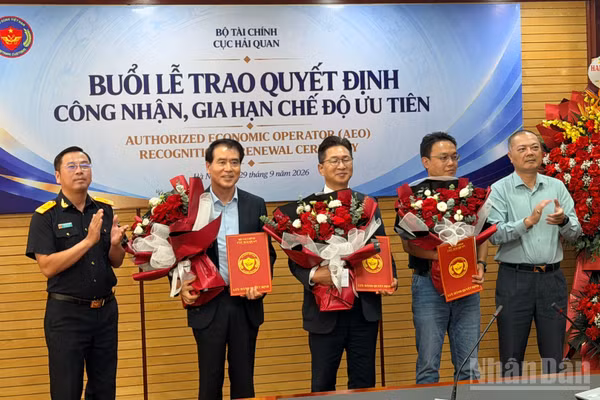 Thêm 3 doanh nghiệp mới được công nhận áp dụng chế độ doanh nghiệp ưu tiên tại buổi lễ ngày 29/9. (Ảnh: MP)