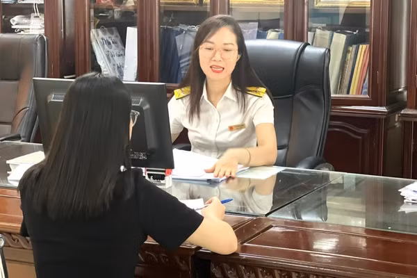 Cơ quan thuế hỗ trợ doanh nghiệp hoàn tất thủ tục chấm dứt hoạt động theo quy định. (Ảnh: M.P)
