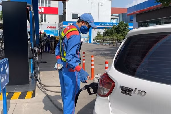 Kéo dài hỗ trợ thuế xăng dầu nhằm giảm áp lực chi phí cho người dân và doanh nghiệp. (Ảnh: KD)