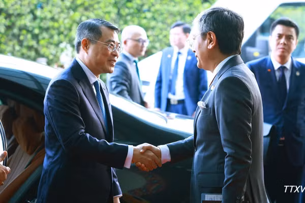 Quan chức cấp cao Ấn Độ tiễn Thủ tướng Lê Minh Hưng kết thúc chuyến tham dự Hội nghị thượng đỉnh BRICS lần thứ 18 và làm việc song phương tại Ấn Độ. (Ảnh: Dương Giang/TTXVN) 