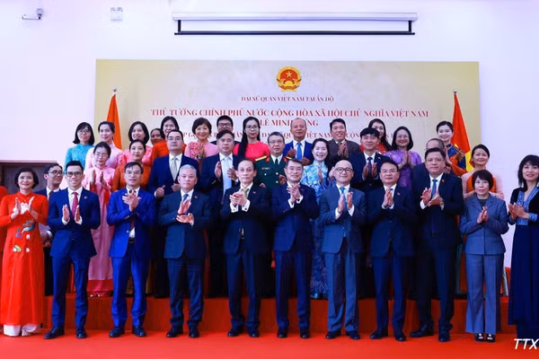 Thủ tướng Lê Minh Hưng với cán bộ, nhân viên Đại sứ quán Việt Nam tại Ấn Độ. (Ảnh: Dương Giang/TTXVN) 