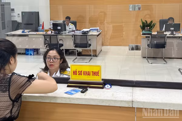 Cơ quan thuế hỗ trợ người dân thực hiện các thủ tục liên quan đến mã số thuế. (Ảnh: MINH PHƯƠNG) 