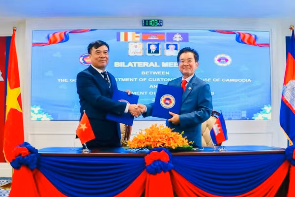 Cục trưởng Hải quan Nguyễn Văn Thọ (bên trái) ký kết hợp tác với lãnh đạo Hải quan Campuchia. (Ảnh: CHQ)
