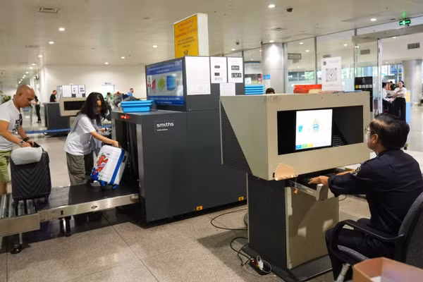 Bộ Tài chính đề xuất tạm thời chưa áp dụng biện pháp tạm hoãn xuất cảnh đối với người bị giả mạo thông tin đăng ký kinh doanh khi đáp ứng các điều kiện theo quy định. (Ảnh: CHQ)