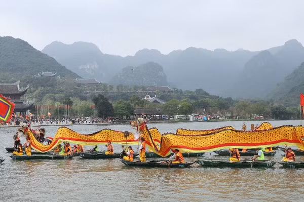 Đoàn thuyền rồng rước nước từ hồ Tam Chúc lên núi Ngọc.