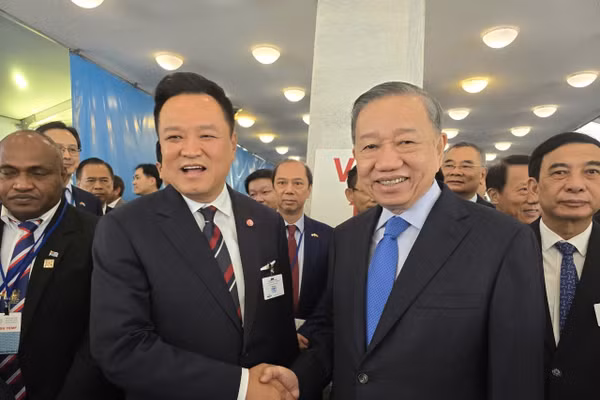 Tổng Bí thư, Chủ tịch nước Tô Lâm gặp Thủ tướng Thái Lan Anutin Charnvirakul. (Ảnh: TTXVN) 