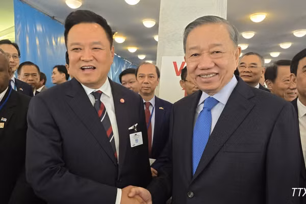 Tổng Bí thư, Chủ tịch nước Tô Lâm gặp Thủ tướng Thái Lan Anutin Charnvirakul. (Ảnh: TTXVN) 