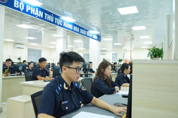 Hoàn thiện chính sách thuế góp phần tạo thuận lợi cho hoạt động xuất khẩu, nhập khẩu của doanh nghiệp. (Ảnh: CHQ)