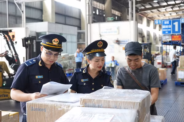 Cơ quan hải quan thực hiện kiểm tra, giám sát hàng hóa xuất nhập khẩu. (Ảnh: CHQ)
