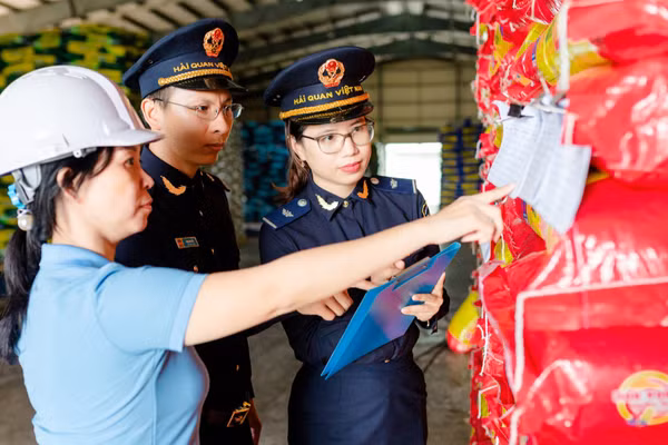 Cơ quan hải quan kiểm tra hàng hóa xuất nhập khẩu tại khu vực tập kết hàng. (Ảnh: CHQ)
