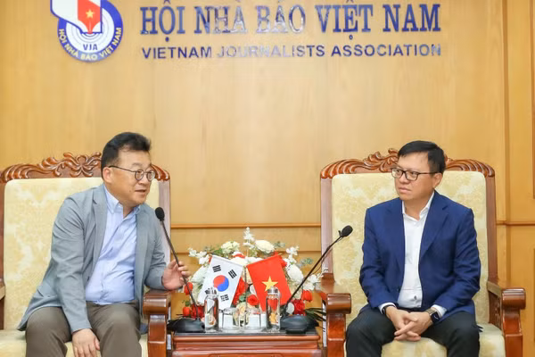 Ông Park Jong Hyun, Chủ tịch Hội Nhà báo Hàn Quốc và ông Lê Quốc Minh, Ủy viên Trung ương Đảng, Phó Trưởng ban Tuyên giáo Trung ương, Tổng Biên tập Báo Nhân Dân, Chủ tịch Hội Nhà báo Việt Nam tại buổi thăm và làm việc. 