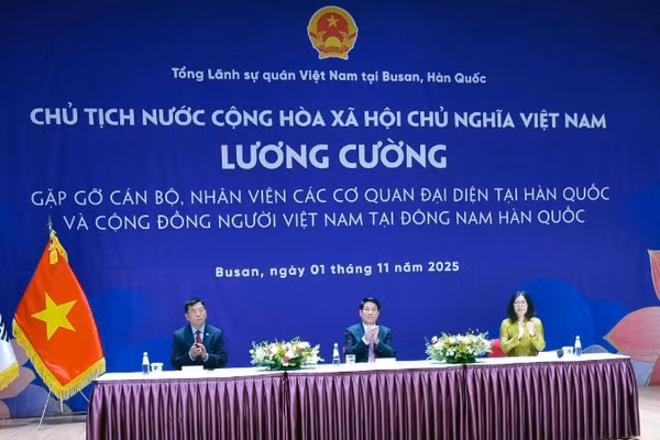 Chủ tịch nước Lương Cường gặp gỡ cán bộ, nhân viên các cơ quan đại diện Việt Nam tại Hàn Quốc và cộng đồng người Việt Nam tại đông nam Hàn Quốc.