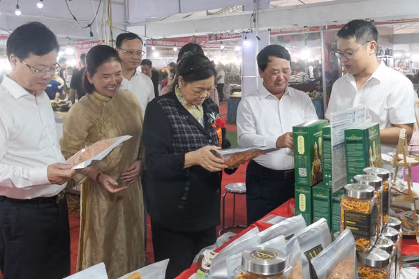 Các đại biểu tham quan gian hàng tại Hội chợ thương mại quốc tế Việt-Trung. (Ảnh: KHÁNH TOÀN) 