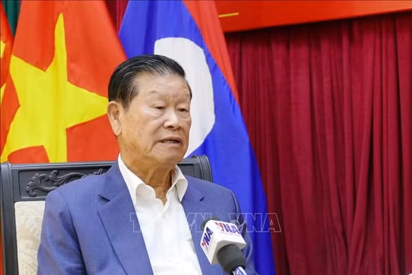 Ông Somsavath Lengsavad, nguyên Ủy viên Bộ Chính trị, nguyên Phó Thủ tướng Chính phủ Lào chia sẻ với phóng viên TTXVN tại Lào. (Ảnh: Xuân Tú/TTXVN)