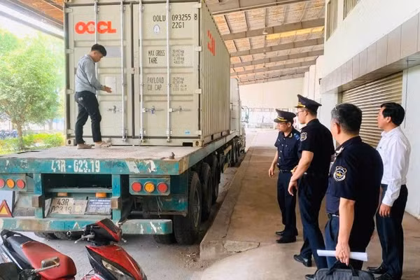 Quá trình kiểm tra lô hàng nghi vấn tại khu vực Cửa khẩu quốc tế Lao Bảo, tỉnh Quảng Trị.