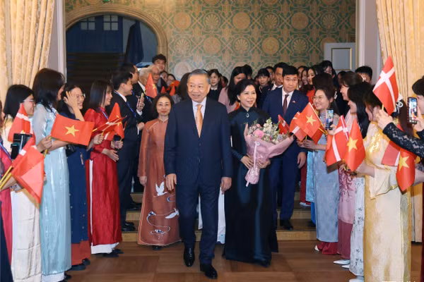 Tổng Bí thư, Chủ tịch nước Tô Lâm và Phu nhân Ngô Phương Ly dự buổi gặp gỡ cán bộ, nhân viên Đại sứ quán Việt Nam tại Đan Mạch và cộng đồng người Việt Nam tại Đan Mạch, Iceland và Nam Thụy Điển. (Ảnh: Thống Nhất – TTXVN) 