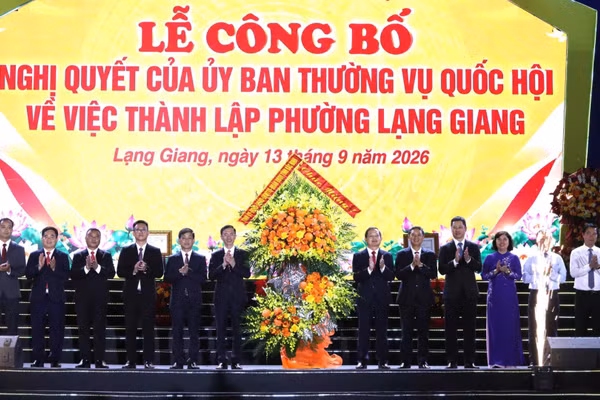 Các đồng chí lãnh đạo tỉnh Bắc Ninh tặng hoa chúc mừng Đảng bộ, chính quyền và nhân dân phường Lạng Giang tại buổi lễ. (Ảnh: DL)