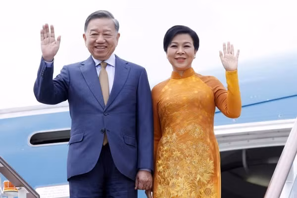 Tổng Bí thư, Chủ tịch nước Tô Lâm và Phu nhân đến sân bay Vnukovo, Moskva, Liên bang Nga. (Ảnh: Thống Nhất/TTXVN)
