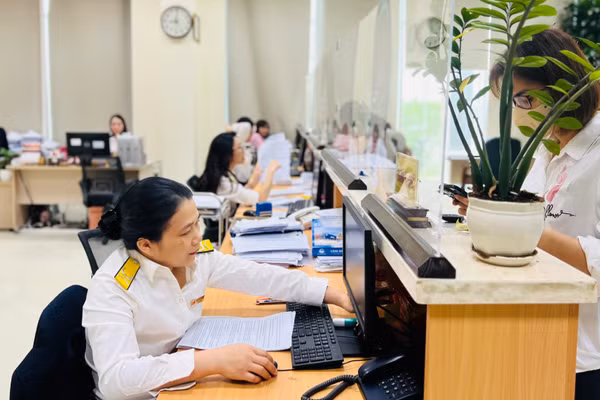 Cơ quan thuế tăng cường hỗ trợ người dân thực hiện nghĩa vụ thuế sử dụng đất phi nông nghiệp. (Ảnh: M.P)