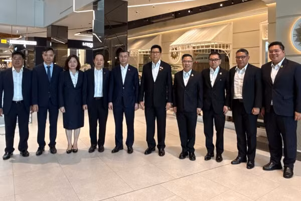 Bộ trưởng Tài chính Ngô Văn Tuấn và Phó Thủ tướng kiêm Bộ trưởng Tài chính Thái Lan Ekniti Nitithanprapas cùng các đại biểu chụp ảnh lưu niệm tại buổi hội đàm. (Ảnh: BTC)
