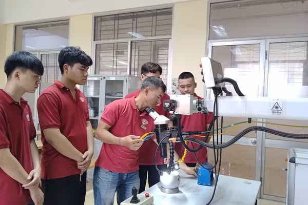 Nhân lực chất lượng cao là một trong những yếu tố quan trọng thu hút FDI. Ảnh: VĂN HỌC