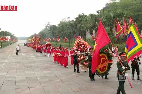 [Video] Dâng hương tưởng niệm các Vua Hùng nhân dịp khai hội Giỗ Tổ Hùng Vương