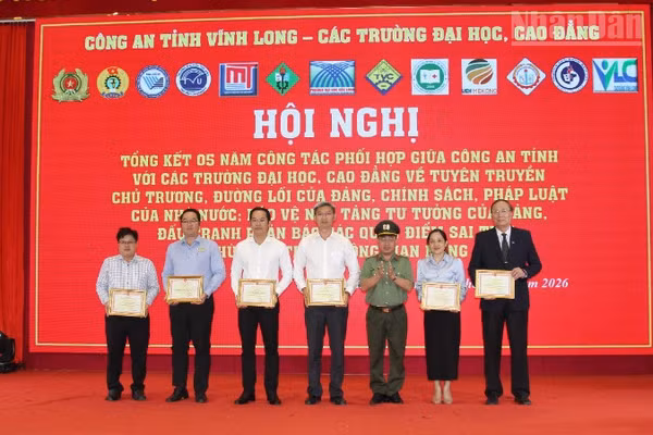Khen thưởng cho các tập thể và cá nhân có thành tích xuất sắc.