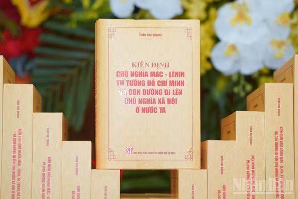Cuốn sách Kiên định chủ nghĩa Mác-Lênin, tư tưởng Hồ Chí Minh và con đường đi lên chủ nghĩa xã hội ở nước ta của nguyên Chủ tịch nước Trần Đại Quang. (Ảnh: HẢI ĐĂNG)