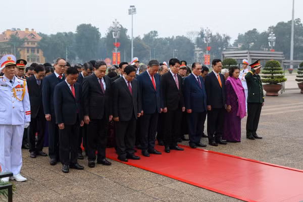 Tổng Bí thư Tô Lâm, Chủ tịch nước Lương Cường, Thủ tướng Phạm Minh Chính, Chủ tịch Quốc hội Trần Thanh Mẫn, Thường trực Ban Bí thư Trần Cẩm Tú cùng các đồng chí lãnh đạo, nguyên lãnh đạo Đảng, Nhà nước thành kính tưởng nhớ công lao to lớn của Chủ tịch Hồ Chí Minh.