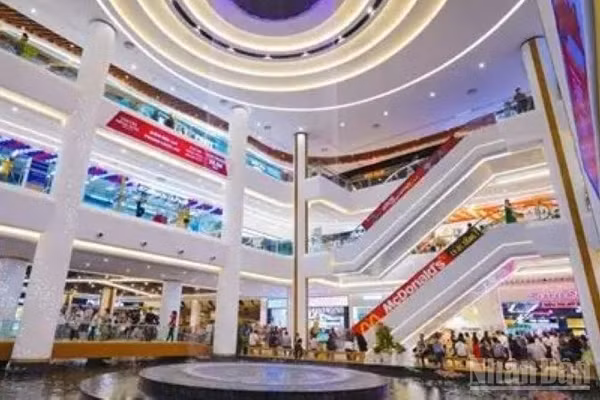 Trung tâm thương mại đang tích cực đổi mới để thu hút nhiều khách hàng hơn. (Ảnh: PV)