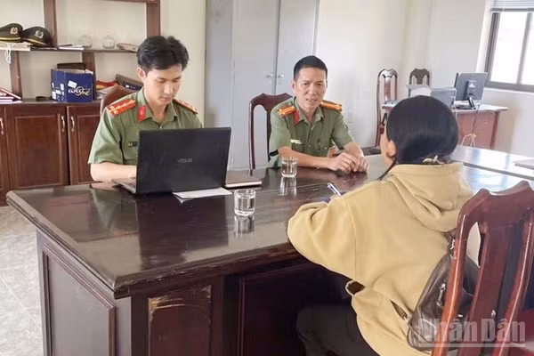 Cơ quan Công an xã Tuy Đức (Lâm Đồng) làm việc với đối tượng đăng thông tin sai sự thật về khám sức khỏe toàn dân.