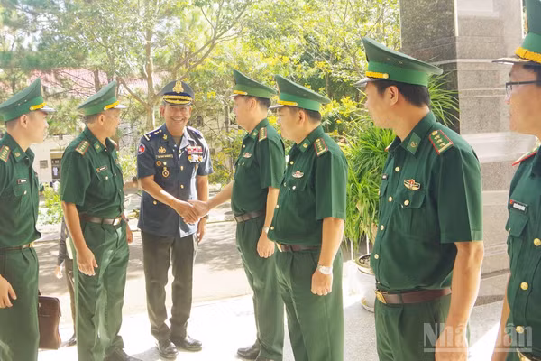 Đoàn đại biểu Ban Chỉ huy Bộ đội Biên phòng tỉnh Lâm Đồng chào đón đoàn Bộ Chỉ huy Hiến binh tỉnh Mondulkiri, Vương quốc Campuchia dự hội đàm.
