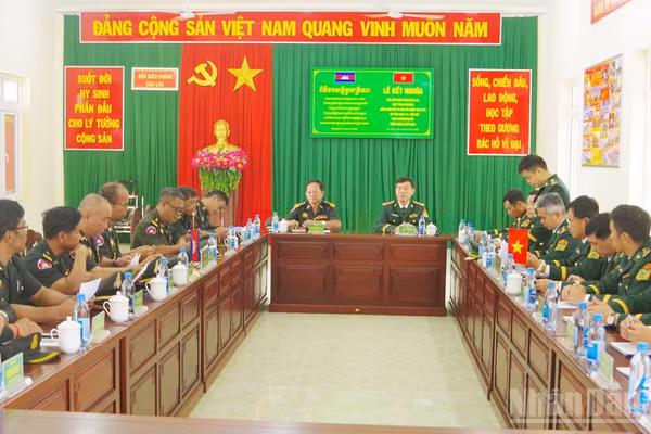Đại biểu hai bên tham dự lễ kết nghĩa.