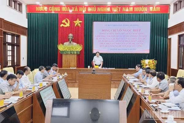Quang cảnh buổi làm việc tháo gỡ khó khăn đối với các dự án phía tây Lâm Đồng có tỷ lệ giải ngân dưới 50%.