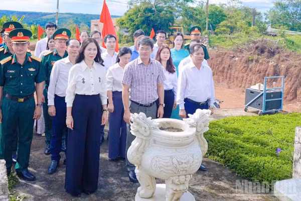 Phường Đông Gia Nghĩa (Lâm Đồng) tổ chức Lễ dâng hương tưởng niệm tại Di tích lịch sử quốc gia đặc biệt Đường Trường Sơn-Đường Hồ Chí Minh, địa điểm bắt liên lạc, khai thông Đường Hồ Chí Minh thuộc tổ dân phố Cây Xoài. (Ảnh: NGUYỄN SEN)