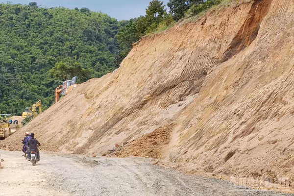 Trên Quốc lộ 28 khu vực giáp ranh giữa xã Phúc Thọ-Lâm Hà và xã Tà Đùng xuất hiện sụt lún và nứt gãy cắt ngang mặt đường làm ảnh hưởng đến quá trình lưu thông. (Ảnh: HUY THÀNH)