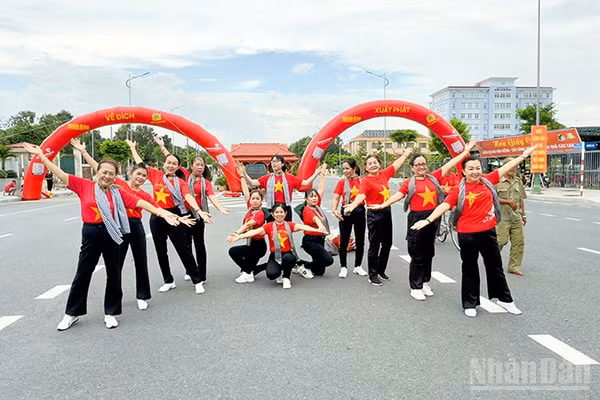 Nhiều chị em tham gia múa dân vũ tham gia Chương trình tại Vĩnh Long. (Ảnh: BÁ DŨNG)
