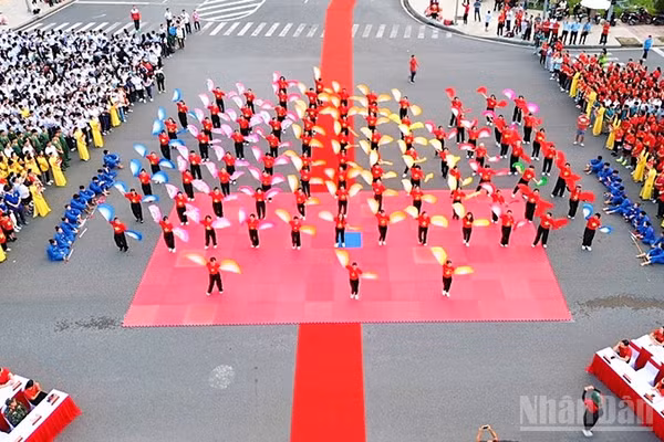 Quang cảnh Chương trình "Cùng Việt Nam tiến bước" tại Vĩnh Long. (Ảnh: BÁ DŨNG)