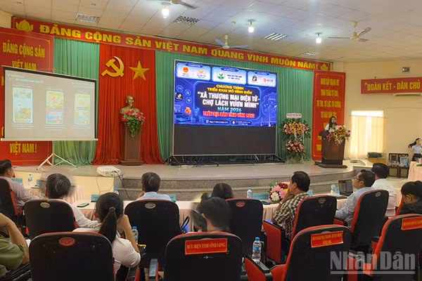 Ra mắt mô hình "Xã thương mại điện tử-Chợ Lách vươn mình". (Ảnh: BÁ DŨNG)