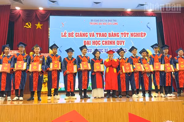 Phó Giáo sư, Tiến sĩ Lương Minh Cừ, Hiệu trưởng Trường đại học Cửu Long trao bằng tốt nghiệp cho những cử nhân đạt loại giỏi. (Ảnh: BÁ DŨNG)