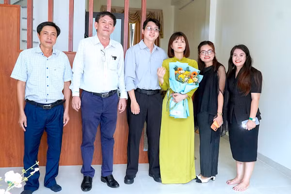 Giám đốc Sở Xây dựng tỉnh Cà Mau Dư Minh Hùng (thứ 2 từ trái sang) tham quan nhà mới của một hộ dân nhận nhà trong dịp bàn giao. (Ảnh: HOÀN THÀNH)